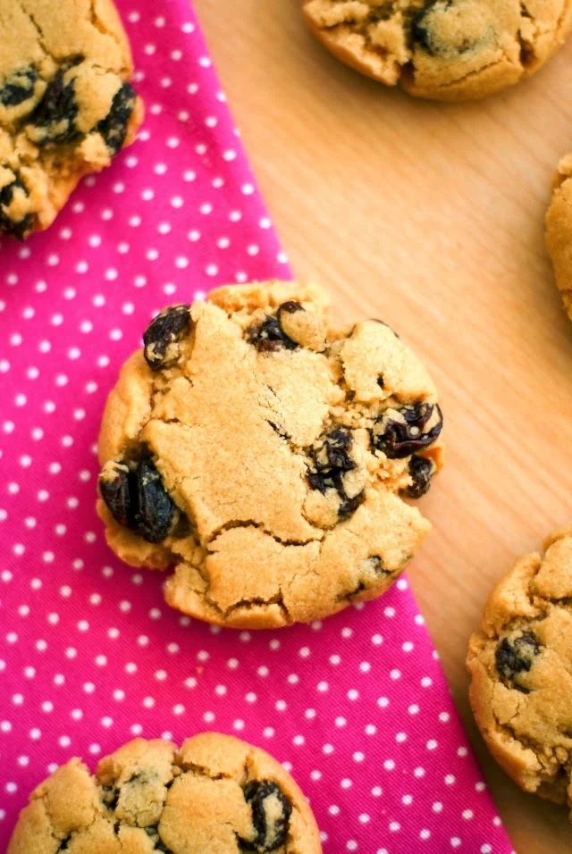 Peanut Butter Raisin Cookies | thetwobiteclub.com