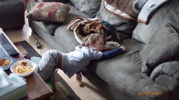 15+ Hilarious Pics That Prove Kids Can Sleep Anywhere - Fell Asleep While Eating