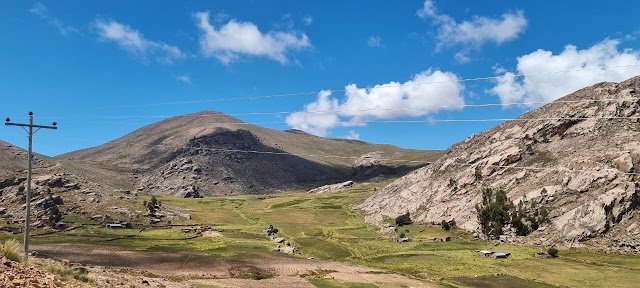 In Bezug auf die wirtschaftlichen und produktiven Eigenschaften umfasst das Gebiet von Ocurí ein Gebiet mit kaltem Klima und folglich aufgrund seiner topografischen Umstände und des Mangels an Bewässerung wenig Vegetation. Daher hat es sehr wenig landwirtschaftliche Produktion, die auf den Anbau von Kartoffeln und Oca reduziert ist. Der Großteil der Produktion ist für den Eigenverbrauch bestimmt, kleine Mengen sind für Tausch und Verkauf bestimmt, die auf lokalen und regionalen Märkten vermarktet und getauscht werden.