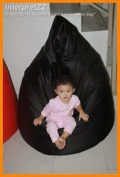 Sakinah jadi model kerusi bean bag Malaysia.