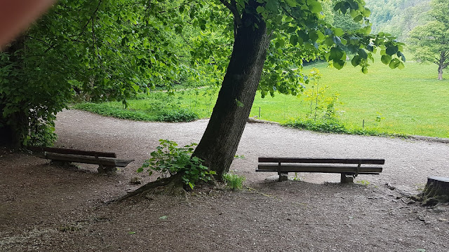 Am Uracher Wasserfall laden Bänke zum Verweilen ein