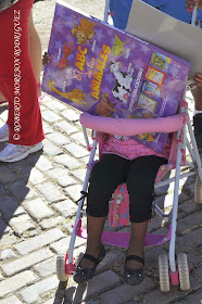 Una niña carga un enorme libro infantil durante su visita a la XXIII Feria Internacional del Libro Cuba 2014, en su sede principal, la Fortaleza San Carlos de la Cabaña, en La Habana, el 16 de febrero de 2014. 