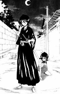 una imaen del manga, primer plano Rukia con sus ropajes de shinigami,de pie, mano en la espada, y detrás Rukia, su cuerpo humano falso, de rodillas con uniforme falda plisada gris y camisa blanca con lazo