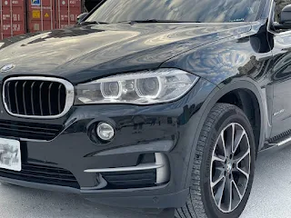 謝先生有一台2016 BMW X5 35i想和我們預約開過來現場估車 ，他想要直球對決不需要先線上估車 。一般來說我們都是習慣先線上估車後看雙方報價的意願有沒有接近再估，當然也有少數像謝先生比較直接的，那也都沒關係 。   謝先生閱讀了很多我們中古車商收購的一些知識文章 ，所以很清楚我們不會亂搞，對我們非常信任 。  現場看車後，里程大概是 10萬公里以及一些些地方需要小整理 。但基本上車況來講算是還蠻不錯的 ，那也因為 35i 3000CC的車在銷售上會比較困難 ，所以X5 35i的二手車收購行情普遍來說會差了一些 。但值得高興的是這顆引擎並沒有 N20 有正時鍊條的問題 ，所以後續保養維修可能不會太高 。   最後我們現場估了一個偏高價格給謝先生 ，謝先生覺得可以就和我們馬上簽約和轉帳 ，並留車給我們 安排本周完成過戶。覺得謝先生真的超乾脆的 ，親自開來馬上就賣 ，超讚的啦 !!    如果你也是開BMW X5 ，歡迎像謝先生一樣和我們預約估車喔!! 我們都有提供到府估車 ，北中南都可以服務的 ! 每天都是正能量好開心 !👍👍👍