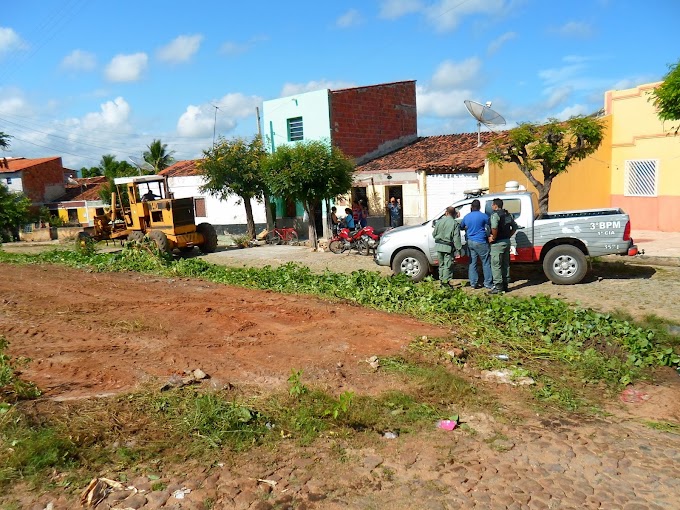 MUCAMBO-CE: AÇÃO DO MP APREENDE MÁQUINA DO MUNICÍPIO, REALIZANDO TRABALHO EM UMA PROPRIEDADE PARTICULAR.