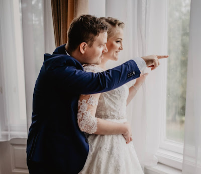 Novios mirando por la ventana