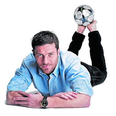 Xabi Alonso con el balón