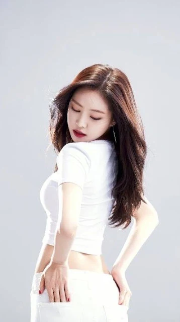 On April 30th, 2021, Play M Entertainment announced Naeun's departure from the company.  On May 3, 2021, YG Entertainment announced that Naeun has signed an exclusive contract with them as an actress.  On April 8, 2022, it was announced that Naeun had officially left Apink after 11 years due to difficulty balancing work as both an actress and idol.