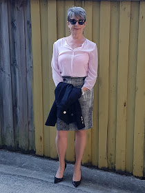 Pink blouse-pencil skirt-black pumps-black blazer