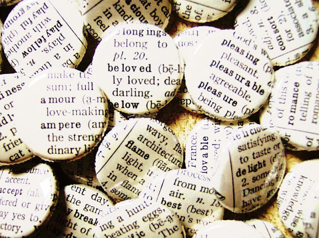 awesome-unusual-wedding-favor-super-cute-buttons-made-from-a-time-kissed-old-dictionary
