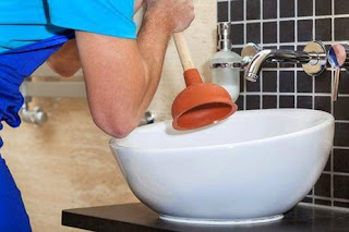 ¿Cómo realizar un desatasco casero del lavabo?