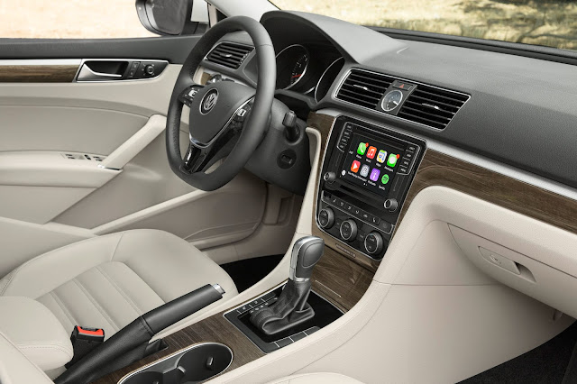 Interior view of 2018 Volkswagen Passat V6 SEL Premium