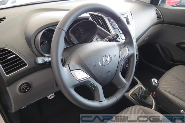 Hyundai HB20X Premium Branco - interior