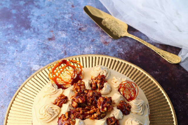 Bolo de Baunilha, Doce de Leite, Noz Caramelizada e Flor de Sal