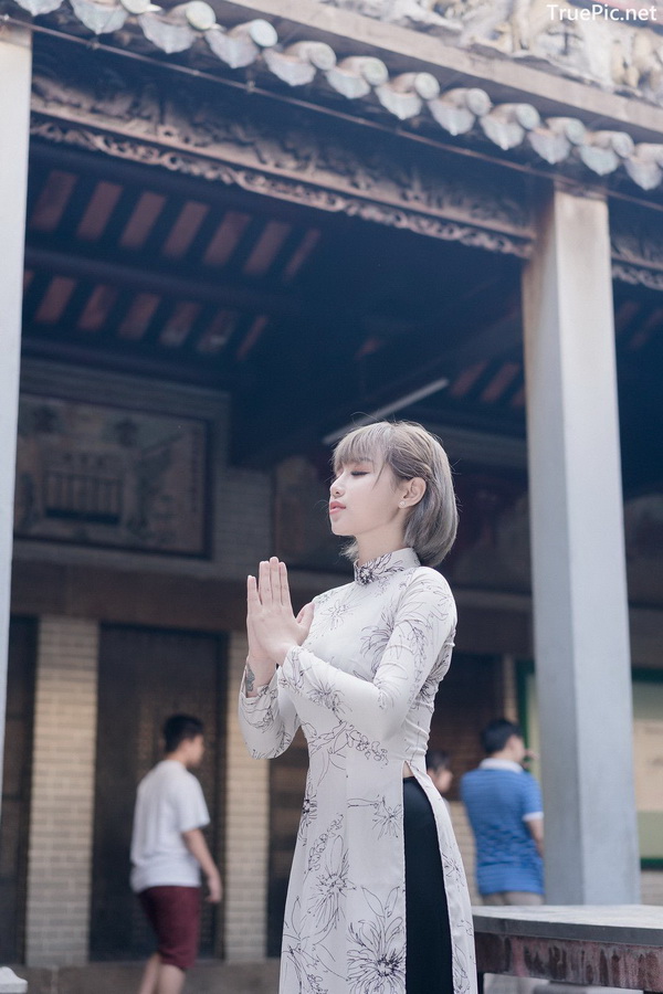 Thiếu nữ áo dài hoa lễ chùa