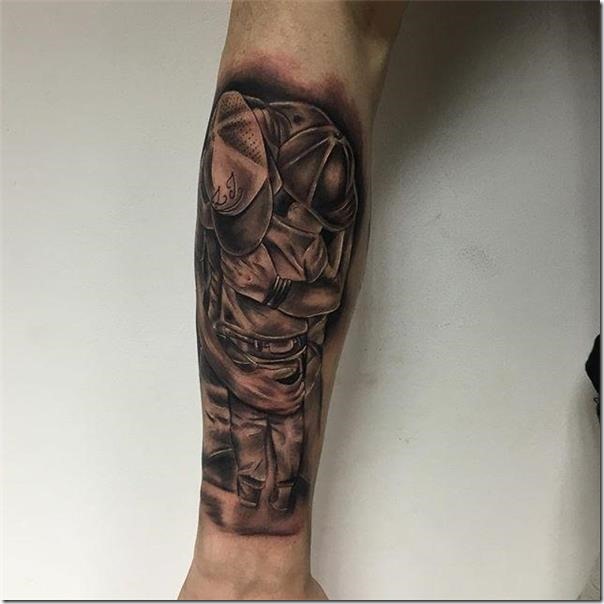 abrazo-de-padre-a-hijo-en-tonos-de-gris-en-el-brazo