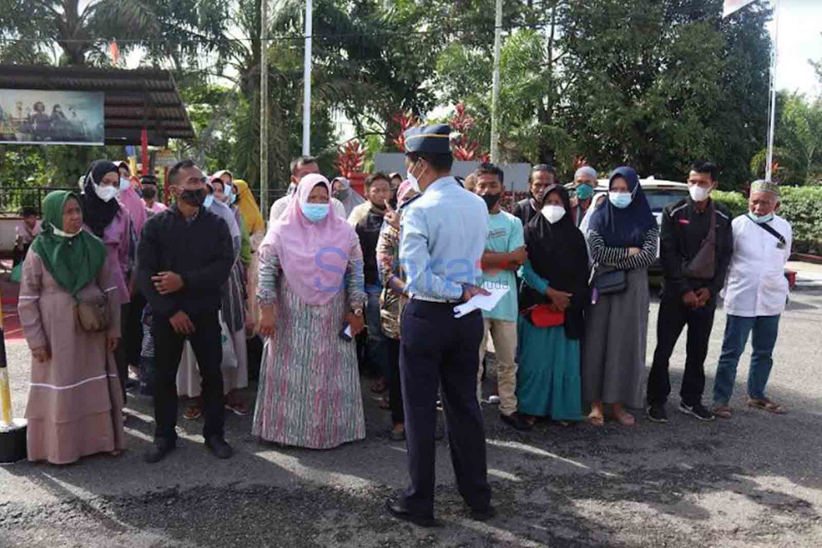 Ditengah Suasana Hari Raya Idul Fitri Petugas Lapas Bangkinang Layani Masyarakat