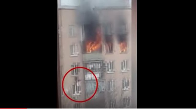 ΔΡΑΜΑΤΙΚΕΣ ΣΤΙΓΜΕΣ: Γυναίκα βουτά από τον 8ο όροφο για να γλιτώσει από πυρκαγιά! (ΣΥΓΚΛΟΝΙΣΤΙΚΟ ΒΙΝΤΕΟ)