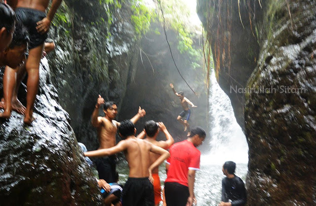 Loncat dari tebing air terjun