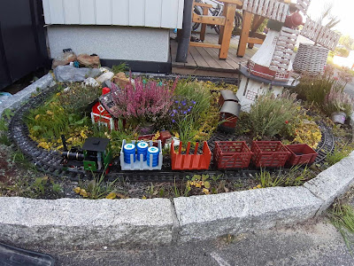 small garden railway, smallest garden railway layout