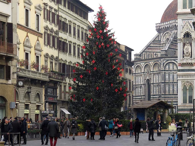 Albero di Natale decorato con i gigli di Firenze, piazza del Duomo, Florence