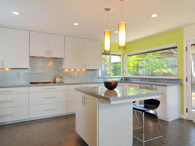 Cuisine moderne avec un pan de mur jaune et des luminaires déco.