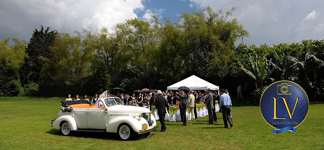 Carro blanco novia bajandose del coche Montaje ceremonia cristiana en Laverdieri