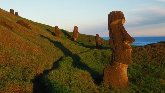 Οι ιθαγενείς του Rapa Nui, γνωστού και ως Νησί του Πάσχα, δεν είχαν καταστροφική πτώση του πληθυσμού τους, σύμφωνα με μια νέα μελέτη. [Credit: James L. Amos]