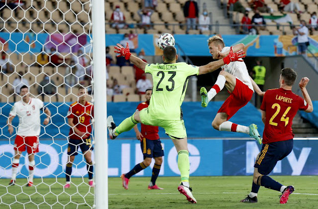 Karol Swiderski de Polonia salta por el balón en presencia de Unai Simón y Laporte. SELECCIÓN DE ESPAÑA 1 SELECCIÓN DE POLONIA 1. 19/06/2021. XVI Eurocopa 2020, fase de grupos, Grupo E, 2ª jornada. Sevilla, España, estadio de La Cartuja. GOLES: 1-0: 26', Morata. 1-1: 54’, Lewandowski.