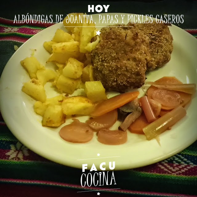 Albóndigas de Juanita, papas y pickles caseros