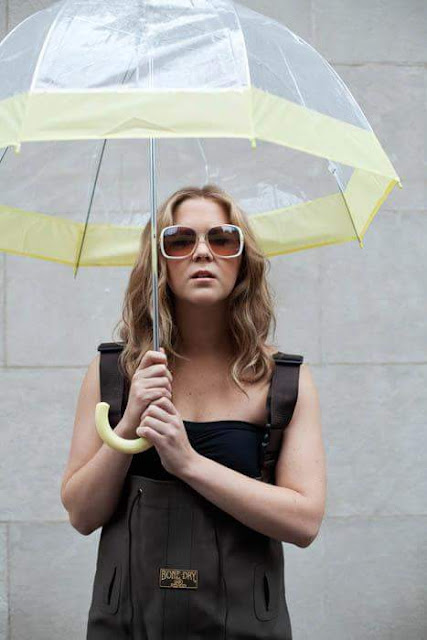 Amy Schumer dp with umbrella