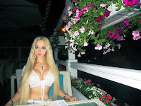 Valeria Lukyanova escote