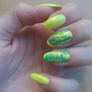 #03 Yellow nails