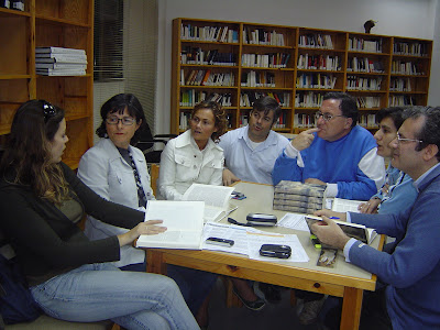 Algunos miembros del Club en la reunión de ayer, charlando sobre la obra Monteluz