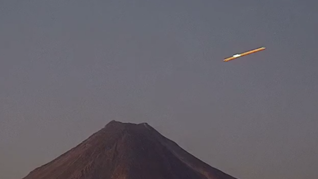 UFO approaches volcano and hangs around for a few minuets before heading off again in Mexico.