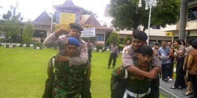 Kopral Subagyo Lelono Menggendong