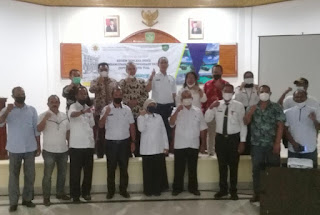 Para narasumber dari Puspar UGM berfoto bersama dengan Kadispar Tual dan sejumlah pimpinan OPD terkait usai pelaksanaan Seminar Akhir Review Ripparda Kota Tual di Aula Balai Kota Tual, Rabu (23/06/2021). Foto: Nick Renleuw