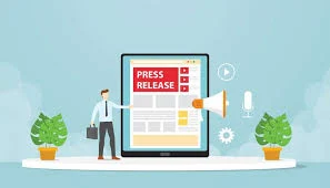 في عالم تحسين محركات البحث الحديث، لم تعد الروابط الخلفية مجرد خيار إضافي لتحسين الترتيب، بل أصبحت عنصرًا أساسيًا لنجاح أي موقع إلكتروني. ومع تطور خوارزميات جوجل وازدياد المنافسة، بدأت استراتيجيات بناء الروابط تتجه نحو العلاقات العامة الرقمية، أو ما يُعرف بـ Digital PR، كأداة فعالة لبناء روابط خلفية عالية الجودة على نطاق واسع.  العلاقات العامة الرقمية ليست مجرد إرسال بيانات صحفية أو التواصل مع المدونين. إنها استراتيجية تسويقية متكاملة تركز على إنشاء محتوى جذاب، واستهداف الصحفيين والمحررين في المواقع الإخبارية والموثوقة، من أجل الحصول على تغطية إعلامية تتضمن روابط إلى موقعك. هذا النوع من الروابط يُعتبر من أقوى الإشارات التي تؤثر في ترتيب موقعك في نتائج البحث، لأنه يأتي من مصادر موثوقة وذات سلطة عالية.  ما الفرق بين بناء الروابط التقليدي وDigital PR؟  بناء الروابط التقليدي يعتمد غالبًا على إنشاء محتوى واستهداف مواقع متوسطة أو منخفضة السلطة لقبول الروابط. بينما Digital PR يركز على إنشاء حملات إعلامية تسويقية تهدف للوصول إلى مواقع إخبارية شهيرة ومنصات ذات تأثير واسع. وبدلاً من طلب الرابط بشكل مباشر، يُمنح الرابط كنتيجة طبيعية لتغطية إعلامية مبنية على محتوى قيم أو قصة مثيرة للاهتمام.  على سبيل المثال، بدلاً من إرسال بريد إلكتروني لموقع صغير تطلب فيه نشر مقال مع رابط، يمكنك عبر Digital PR إنشاء دراسة حصرية أو تقرير فريد يثير اهتمام الصحفيين، مما يجعلهم يكتبون عنك بشكل تلقائي ويتضمنون رابطًا لمصدر الدراسة.  أهمية Digital PR في تحسين محركات البحث  الحصول على روابط من مواقع موثوقة: عندما تنجح في الحصول على روابط من مواقع ذات سلطة مثل CNN أو Forbes أو العربية أو اليوم السابع، فإن ذلك يرفع بشكل كبير من سلطة موقعك لدى جوجل.  زيادة الوعي بالعلامة التجارية: الحملات الناجحة لا تؤدي فقط إلى بناء روابط، بل تعزز من وعي الجمهور بعلامتك التجارية وتجعلك مصدرًا موثوقًا للمعلومة.  زيارات عضوية مستهدفة: التغطية الإعلامية التي تحصل عليها تجذب زوارًا حقيقيين مهتمين بما تقدمه، مما يزيد من فرص التحويل والمبيعات.  دعم استراتيجيات المحتوى الأخرى: يساعد Digital PR في تقوية المحتوى الموجود لديك من خلال الإشارة إليه كمصدر، ما يزيد من فعالية الحملات التسويقية الأخرى.  خطوات تنفيذ حملة Digital PR فعالة  اختيار الفكرة أو الزاوية الفريدة  كل حملة ناجحة تبدأ بفكرة مميزة. قد تكون هذه الفكرة مبنية على بيانات حصرية، استطلاع رأي، قصة إنسانية، أو حتى رد فعل على حدث إخباري. المهم أن تكون الفكرة قابلة للنشر وجذابة للصحفيين والجمهور.  إعداد المحتوى والمادة الصحفية  بمجرد تحديد الفكرة، قم بإنشاء محتوى عالي الجودة يتضمن كل التفاصيل المهمة، مثل الرسومات البيانية، الأرقام، والاقتباسات. أرفق أيضًا بيانًا صحفيًا مختصرًا ومقنعًا يمكن للصحفي نسخه أو إعادة صياغته بسهولة.  تحديد قائمة المواقع والمحررين المستهدفين  ابحث عن الصحفيين والمحررين الذين يغطون مواضيع قريبة من مجال حملتك. استخدم أدوات مثل BuzzSumo أو Hunter.io للوصول إلى بريدهم الإلكتروني. لا تُرسل البريد بشكل عشوائي، بل خصص الرسالة حسب كل صحفي واهتمامه.  إرسال الرسائل والمتابعة باحترافية  أرسل البريد الإلكتروني مع عنوان جذاب، وقدم نفسك والفكرة بإيجاز. لا تكن لحوحًا في المتابعة، بل امنح الصحفيين الوقت الكافي، ثم أرسل تذكيرًا لطيفًا بعد عدة أيام.  قياس الأداء وتحليل النتائج  بعد إطلاق الحملة، تابع عدد الروابط التي حصلت عليها، وتقييم جودة المواقع التي نشرت عنك، وعدد الزيارات الناتجة عن الحملة. استخدم أدوات مثل Ahrefs أو Google Analytics لقياس الأثر الحقيقي على موقعك.  نصائح لبناء روابط على نطاق واسع باستخدام Digital PR  ركز على القصص وليس على المنتجات: الصحفيون لا يهتمون بالترويج لمنتجك، بل يهتمون بالقصة التي يمكنهم مشاركتها مع جمهورهم. اجعل المنتج جزءًا من القصة وليس مركزها.  استغل التوقيت: إطلاق حملتك في توقيت يتزامن مع حدث عالمي أو خبر رائج يمكن أن يضاعف فرص التغطية الإعلامية.  كن جاهزًا للرد السريع: أحيانًا، تحتاج الصحف لمصدر في أسرع وقت. كن جاهزًا بالبيانات والتصريحات في أي وقت.  لا تهمل السوشيال ميديا: مشاركة حملات Digital PR عبر المنصات الاجتماعية يزيد من فرص الوصول إلى الصحفيين والمؤثرين.  أدوات مفيدة في حملات Digital PR  BuzzSumo: للعثور على الموضوعات الرائجة والصحفيين المهتمين بها.  Ahrefs وSEMrush: لتحليل الروابط الخلفية ومراقبة أداء الحملة.  Google Trends: لتحديد أفضل توقيت لإطلاق الحملة.  HARO (Help A Reporter Out): للرد على طلبات الصحفيين الباحثين عن مصادر.  خاتمة  العلاقات العامة الرقمية هي واحدة من أكثر الاستراتيجيات فاعلية لبناء روابط خلفية قوية ومستدامة. على عكس الطرق التقليدية، فإن Digital PR يدمج بين التسويق والإبداع والمصداقية. من خلال تقديم محتوى إعلامي ذي قيمة وقابل للنشر، يمكنك تحقيق نتائج رائعة في تحسين ترتيب موقعك في محركات البحث وزيادة وعي الجمهور بعلامتك التجارية.  النجاح في هذا المجال لا يأتي بين ليلة وضحاها، بل يحتاج إلى تخطيط دقيق وفهم عميق لما يهتم به الصحفيون والجمهور. ولكن من خلال المثابرة والإبداع، يمكن لأي شركة أو مسوق أن يبني شبكة من الروابط ذات القيمة العالية والتي تساهم في نجاح طويل الأمد في عالم السيو.