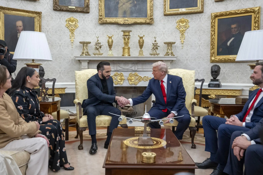 O Presidente dos EUA, Donald Trump, se encontrou com o presidente de El Salvador, Nayib Bukele, no Salão Oval da Casa Branca, em Washington, DC (Foto: EFE/EPA/KEN CEDENO / POOL)