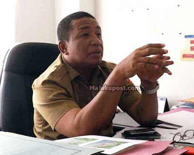 Ambon, Malukupost.com - Dinas Perhubungan (Dishub) Kota Ambon akan mengembangkan speedboat atau perahu motor cepat menjadi moda angkutan pilihan masyarakat. "Ke depan kami akan kembangkan speedboat sebagai moda angkutan pilihan, agar masyarakat tidak lagi tergantung moda angkutan darat dengan tingkat kemacetan yang semakin tinggi," kata Plt Kepala Dinas Perhubungan Kota Ambon Roby Sapulette, di Ambon, Rabu (28/3). Ia menyatakan, moda angkutan laut tersebut merupakan salah satu strategi mengurai kemacetan di darat, selain itu memfungsikan kembali operasi speedboat di teluk.