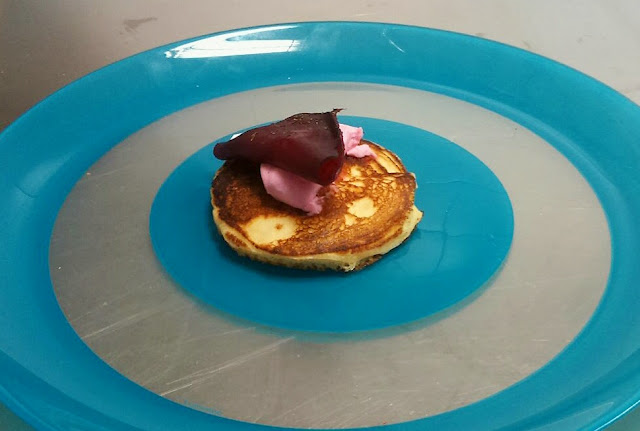 blinis con salmón ahumado y queso alocados en la cocina