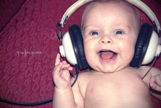Foto gambar bayi lucu mendengarkan musik 16