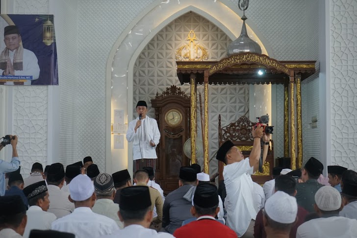 Pj Bupati Bachyuni Solat Ied Bersama Masyarakat di Masjid Agung Al-abror Sengeti