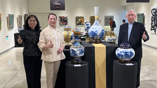 ▲卓越斐然——卓麗秋、梁永斐雙人展自即日起在彰化縣立美術館盛大展出，彰化縣文化局長張雀芬歡迎民眾踴躍前往觀展，一同感受藝術的多元與無窮魅力。（記者林明佑翻攝）