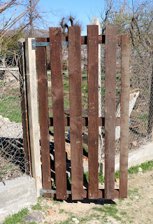 Excellent new gate hung temporarily