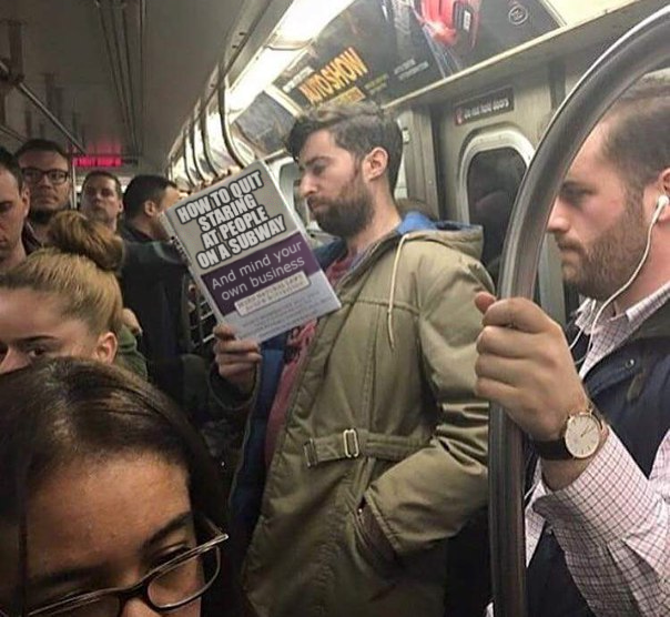 Sarkastisches Buch lesen in voller UBahn Motivation mit einem Augenzwinkern: Lachen für die Seele Humorvolle Alltagsgeschichten, Lustige Menschen, Tipps