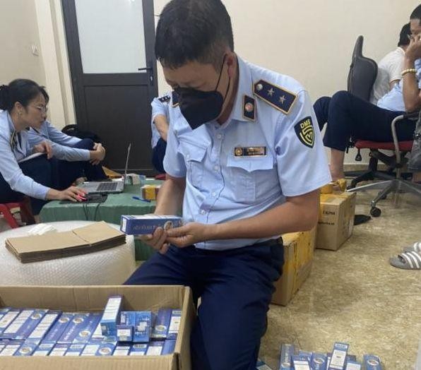 Đột kích cơ sở kinh doanh, khui ra loạt thực phẩm sức khỏe nghi dởm - Ảnh 1.