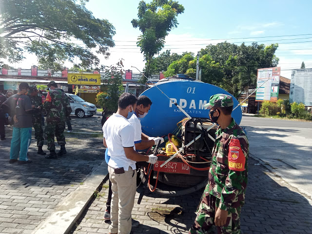 Koramil Cawas Bersama Instansi Terkait Adakan Penyemprotan Disinfektan Di Sepanjang Jalan