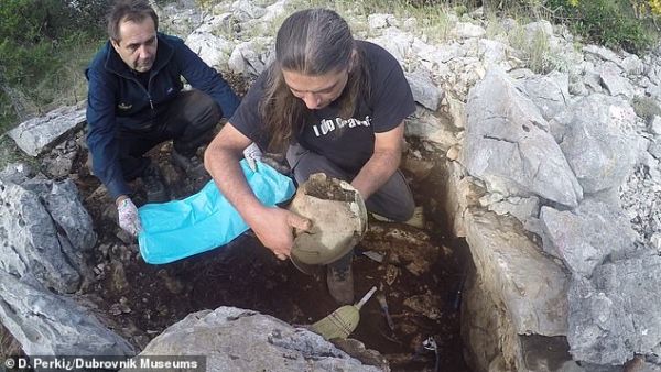 Ένα χάλκινο ελληνικό κράνος στα βουνά της Κροατίας – Ανακάλυψη τάφου αρχαίου πολεμιστή