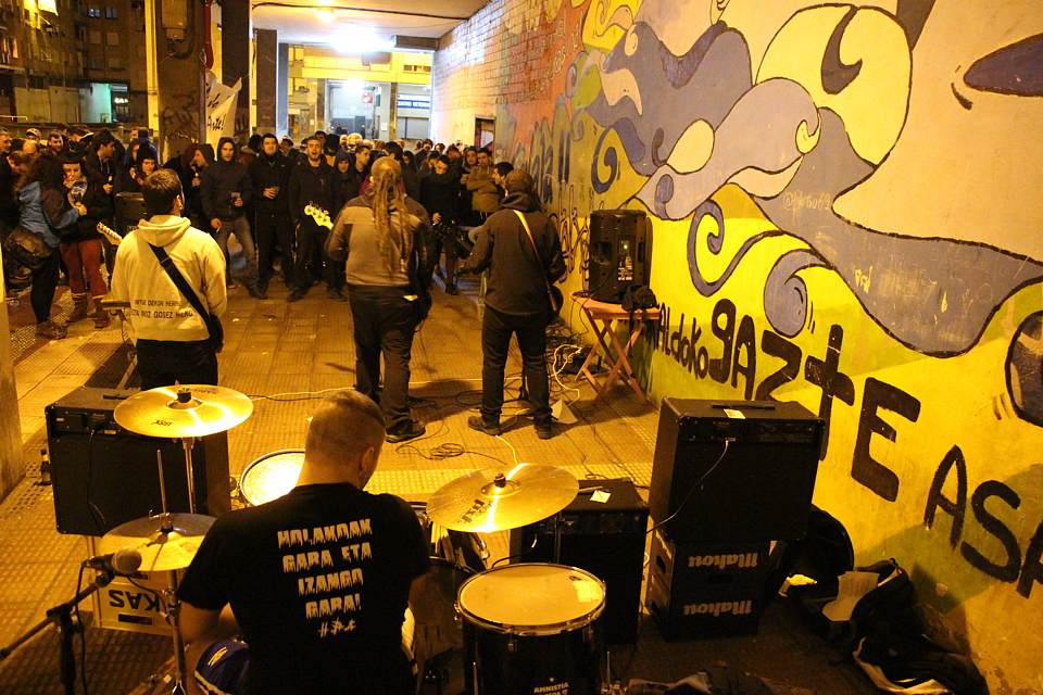 Concierto en el gaztetxe durante la fiestas de San Vicente 2016